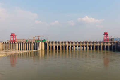 大藤峡水利枢纽工程正式下闸蓄水 助力粤港澳大湾区水安全与绿色航运新篇章